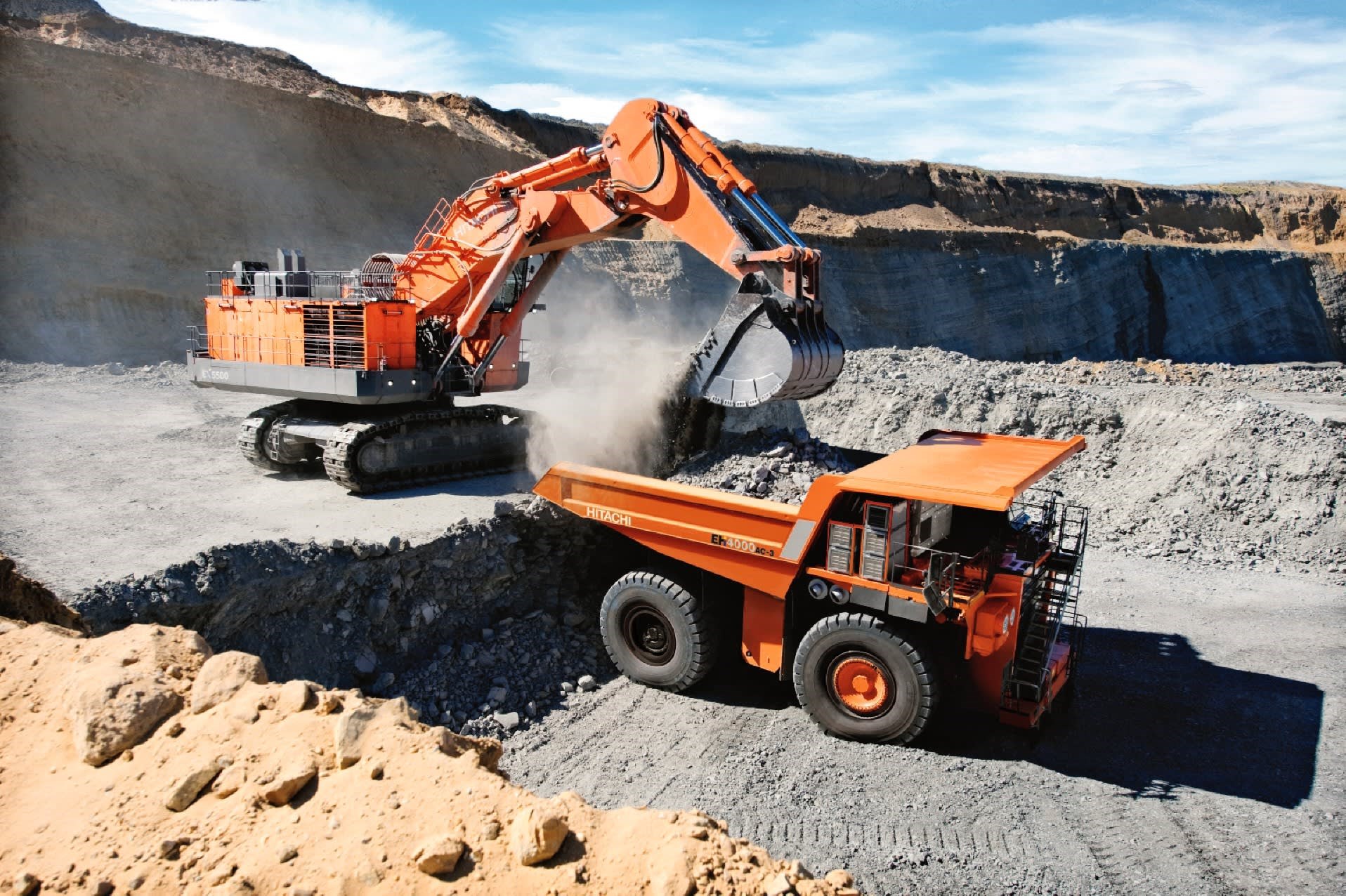 he country's 25 leading excavator makers sold 203,420 digging machines last year