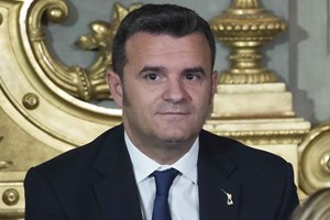 Agricoltura, Centinaio sigla due Mou e punta a l'export di riso oltre Muraglia