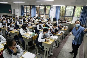 Cina, riaperte le scuole ma la metà degli expat non è all'appello