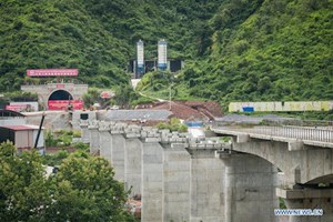 Aperto il tunnel da 9 km sulla ferrovia che unirà Cina e Laos