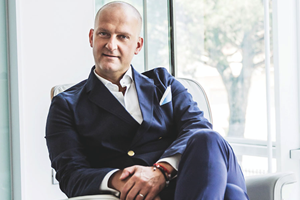 Le scarpe di lusso di Santoni arrivano ad Hainan