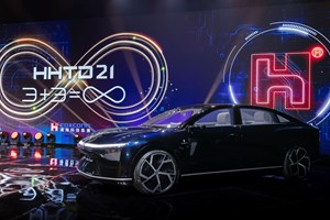 Foxconn presenta l'auto elettrica firmata Pininfarina