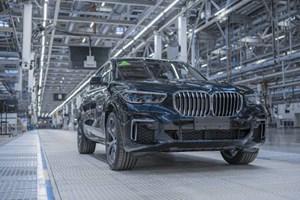 Anche BMW va controcorrente, sale in Cina e nell'elettrico