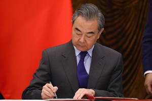 Wang Yi atteso in Italia. Domani il colloquio con Mattarella e Tajani
