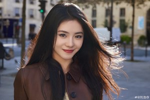 Miu Miu festeggia l'anno del serpente con un corto di Shujun Wei