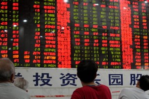 Cina, tornano gli acquisti in borsa, ma anche la fuga di capitali