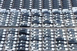 Vendite in calo e crolla l'import nel mercato cinese dell'auto