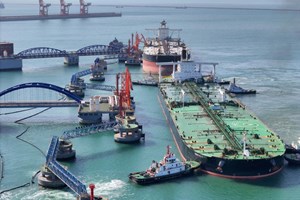 Non si arresta il flusso di petrolio iraniano alla Cina via Hormuz 