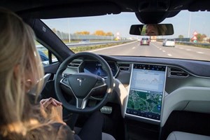 Tesla ottiene il via libera per l'auto a guida autonoma in Cina